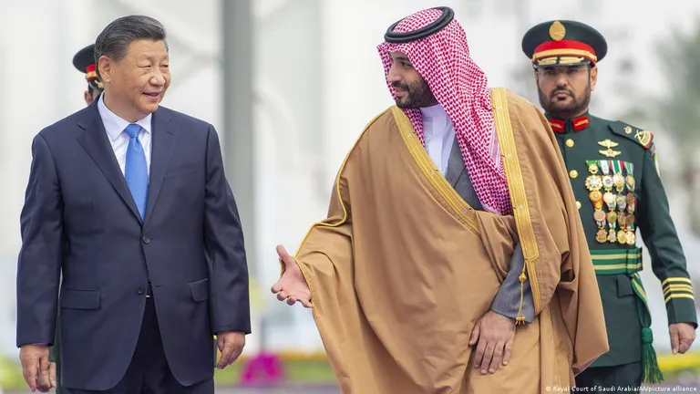Председатель КНР Си Цзиньпин и наследный принц Саудовской Аравии Мухаммед бен Сальман, декабрь 2022 года