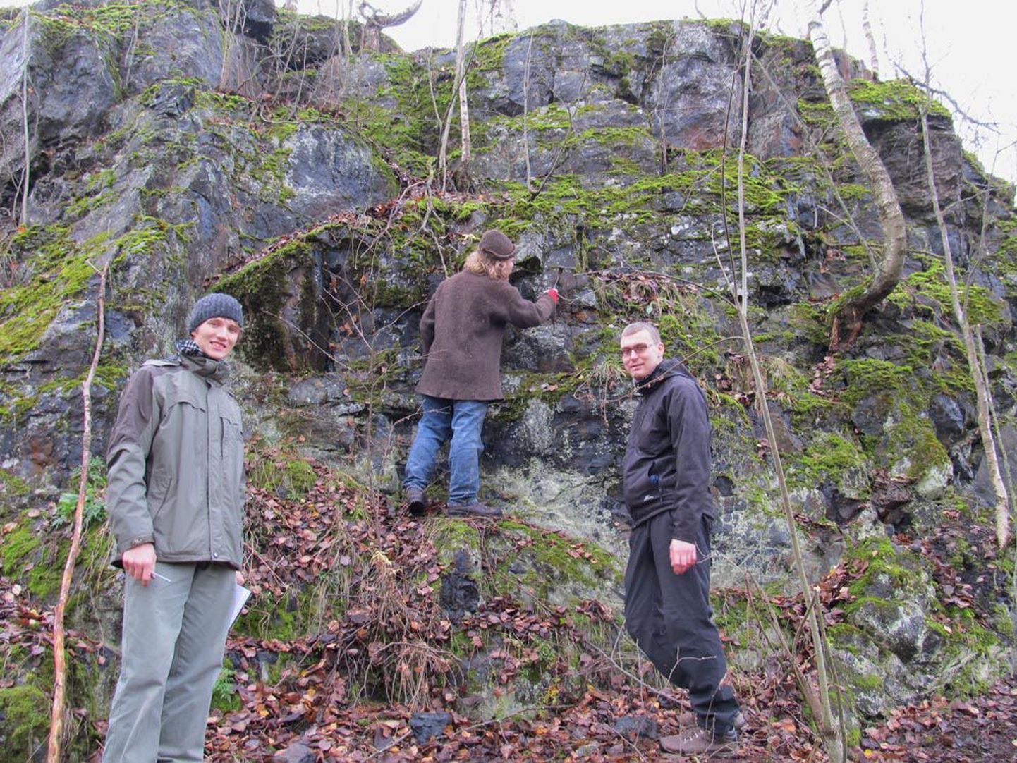 Geoloogid Kaarel Mänd (vasakult), Mikk Gaškov ja Lauri Joosu 2012. aasta sügisel Karjalas paljandi ääres, kust leiti kahe miljardi aasta vanust fosforiiti. Sellest fosforiidist elektronmikroskoobiga tehtud pildilt paistavad välja iidsete mikroobide fossiilid.
