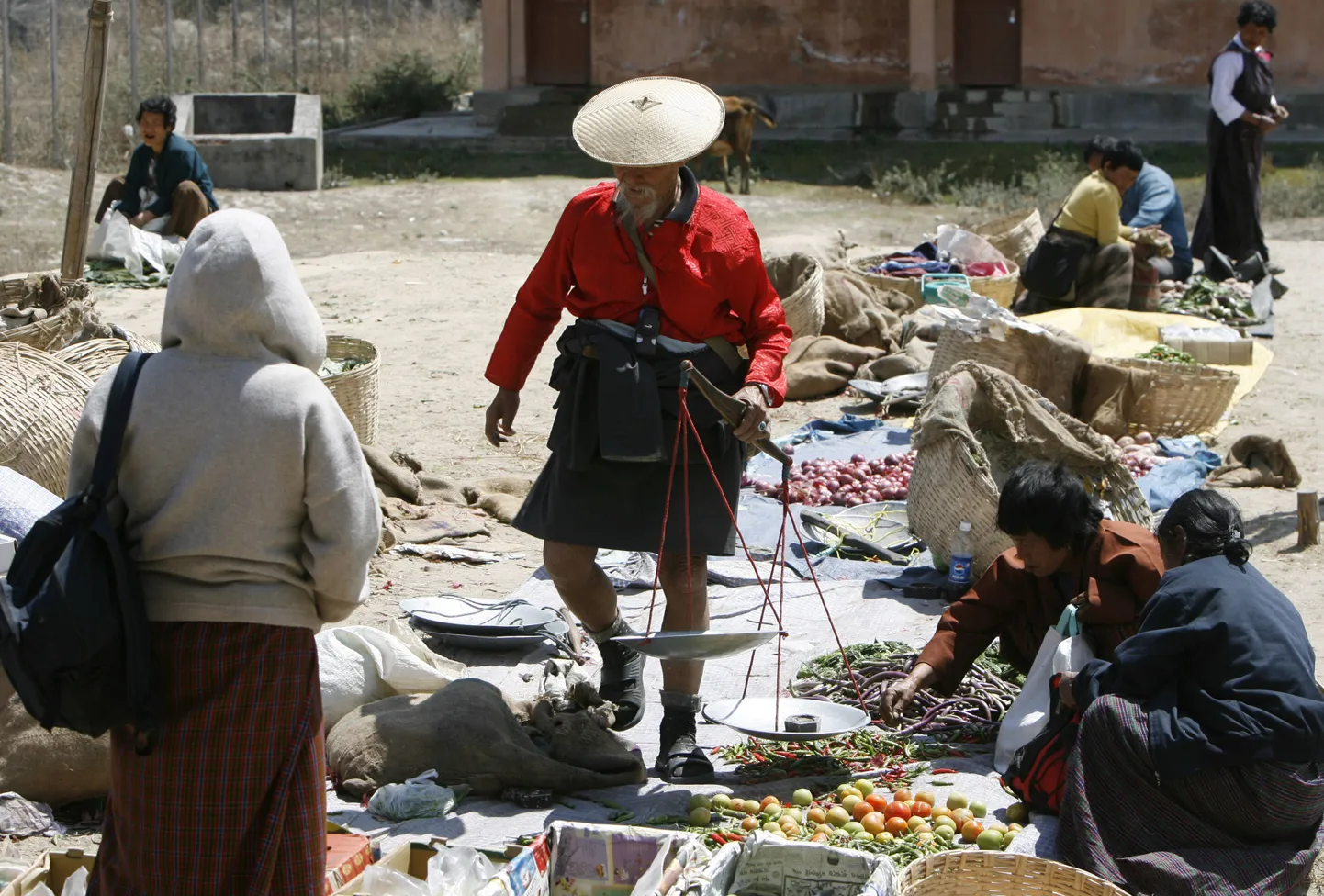 Juurviljamüüja Bhutanis Punakha külas asuval turul