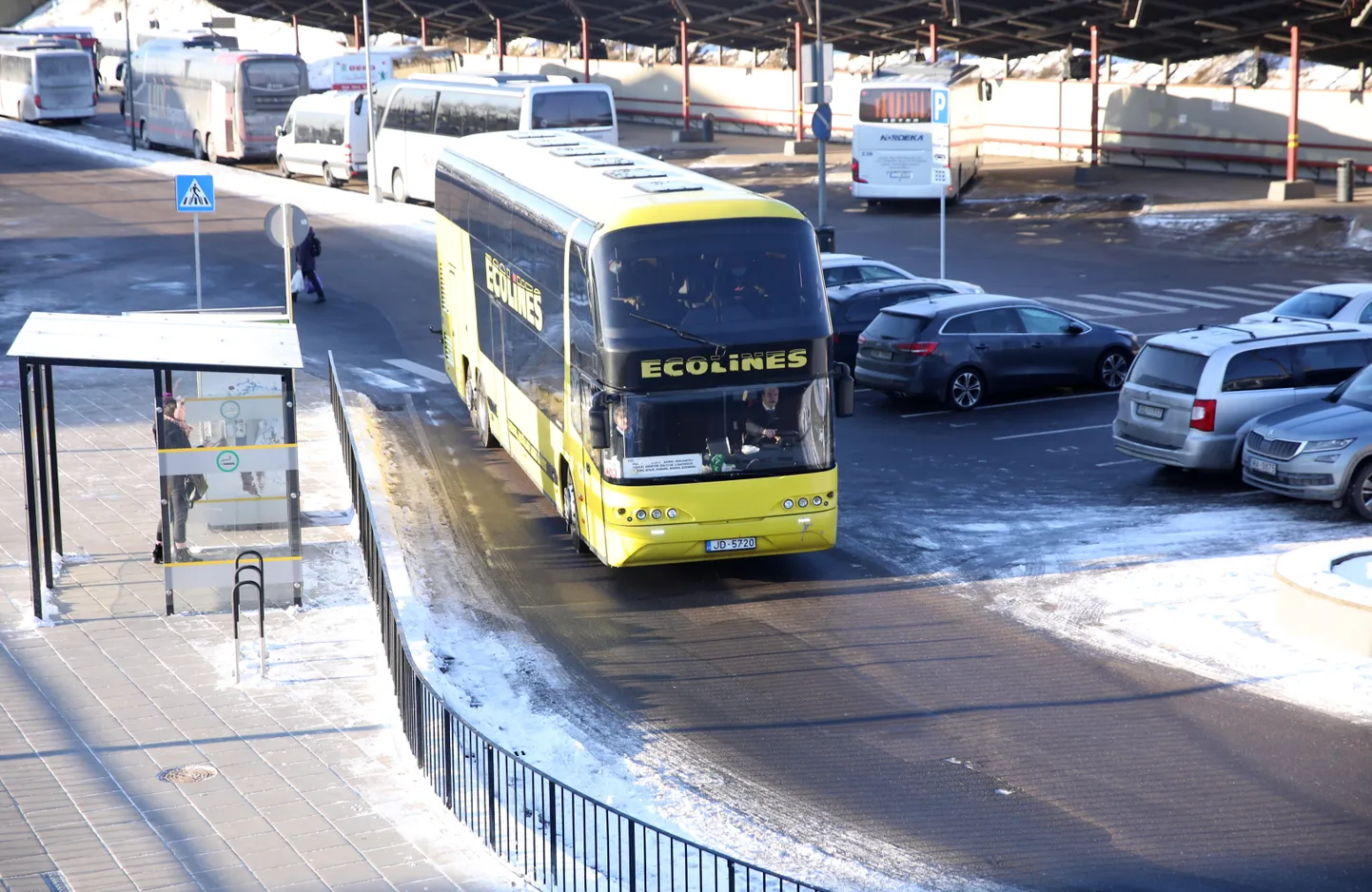 Autobuss Rīgas Starptautiskās autoostas teritorijā.
