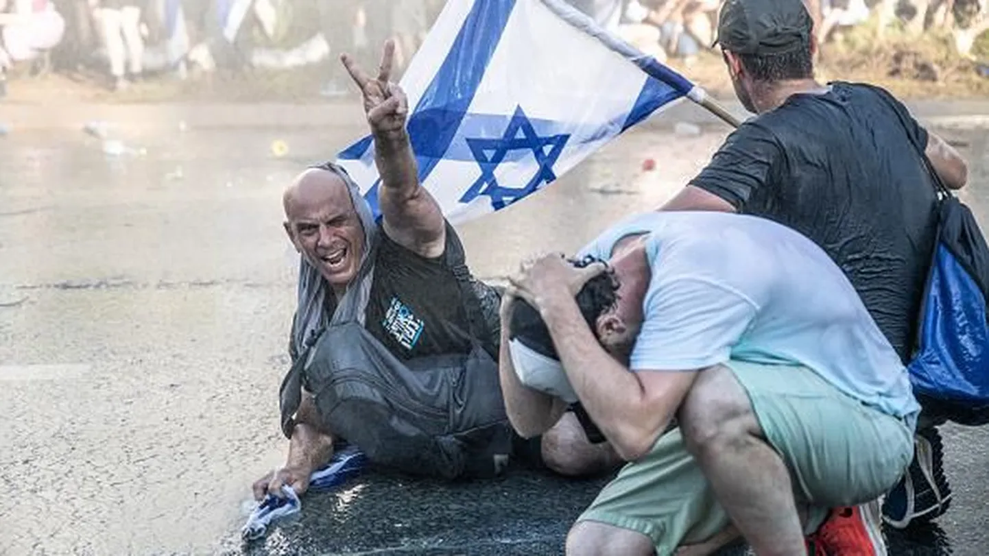 Протестующих в Израиле разгоняют водометами и конной полицией.