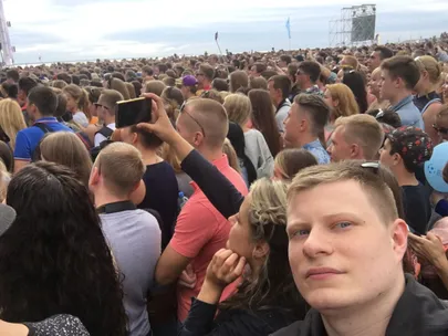 Даже в многотысячной толпе слушать концерты было комфортно, ведь алкоголь публика не употребляла и курение на территории фестиваля тоже запретили.