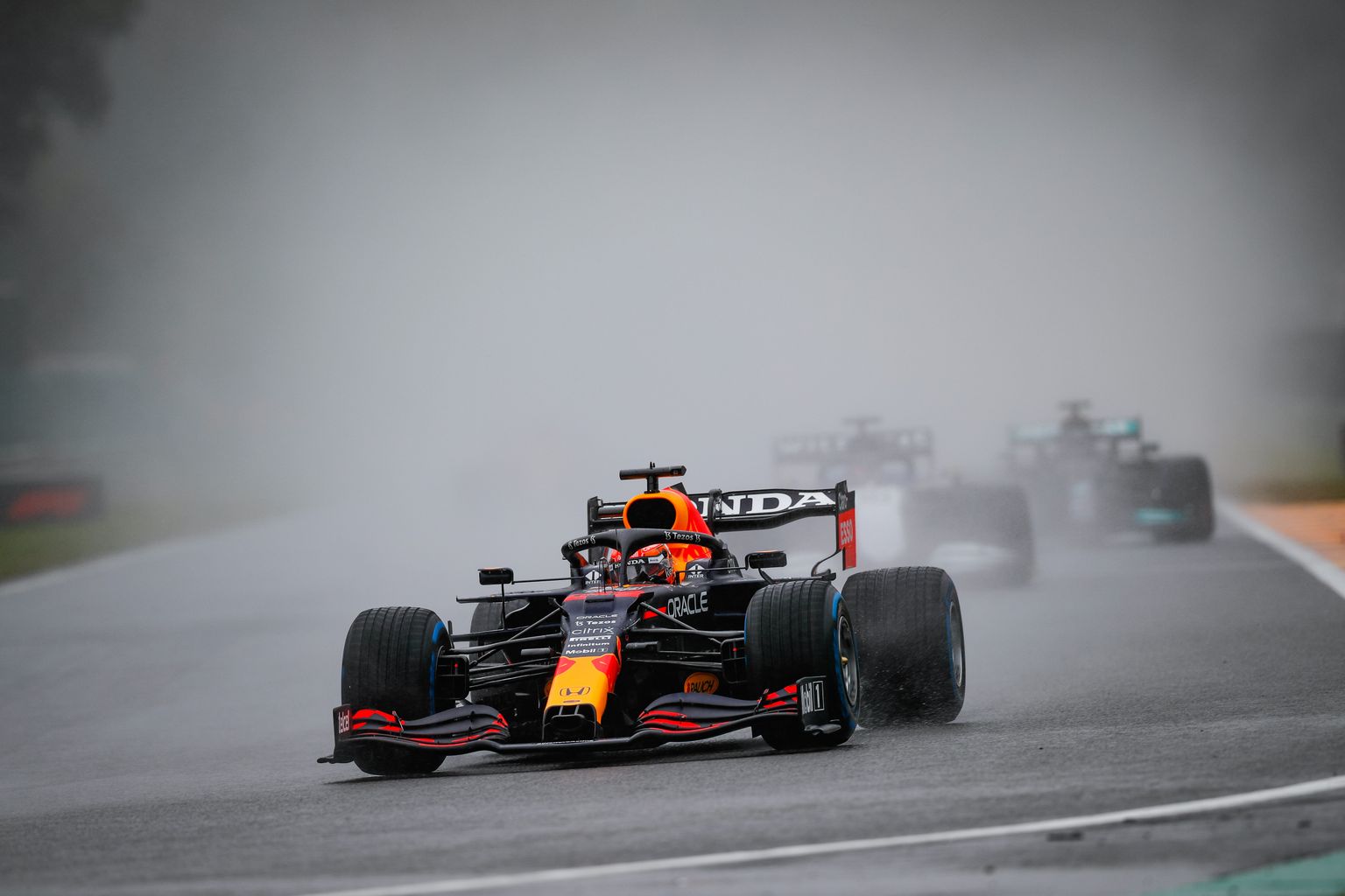 Belgia GP toimus ühes ohtra vihmaga. Võitis esiplaanil olev Red Bulli piloot Max Verstappeniga.