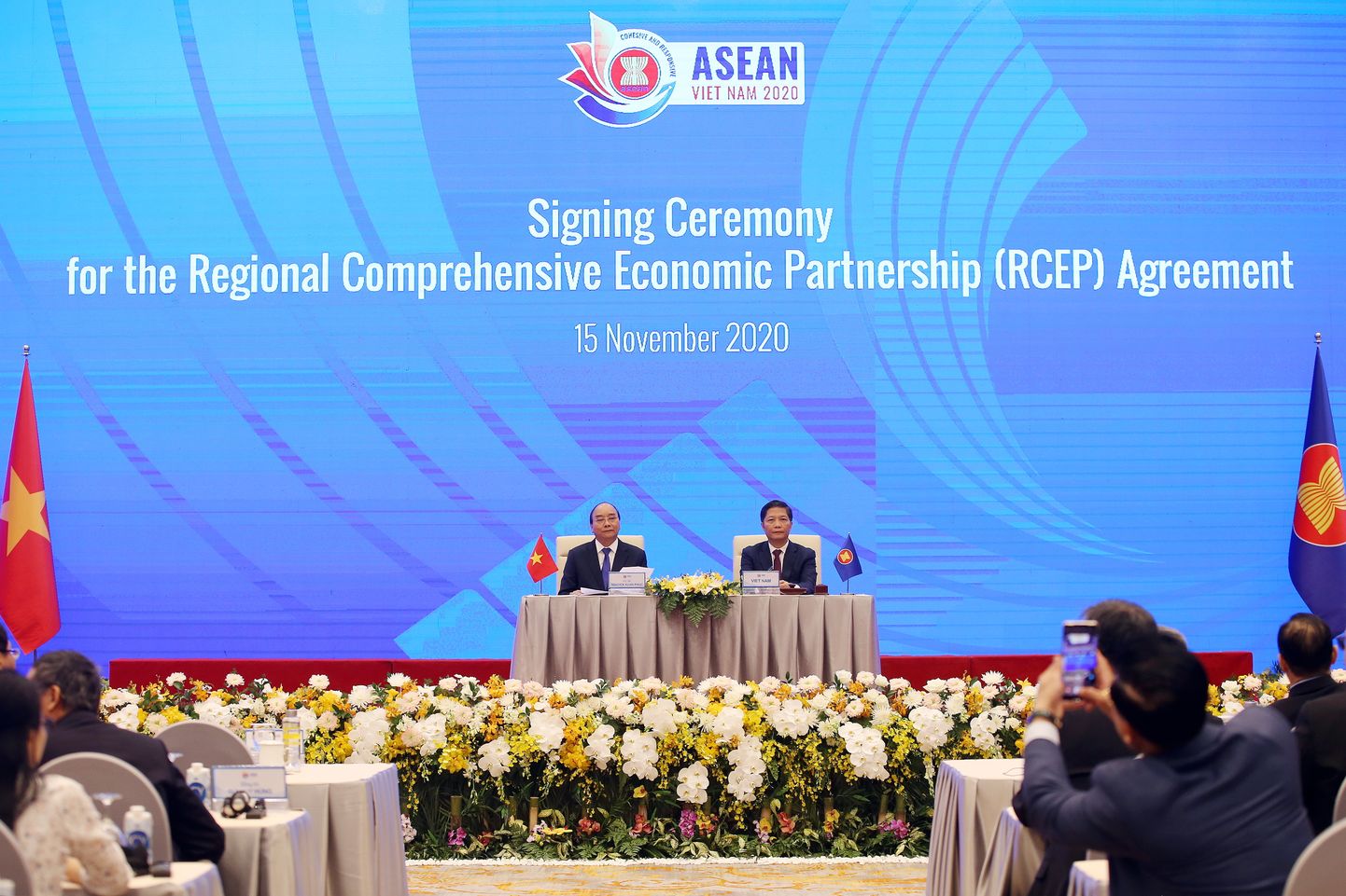 Vietnami peaminister Nguyen Xuan Phuc ja kaubandusminister RCEP-i allkirjastamistseremoonial.