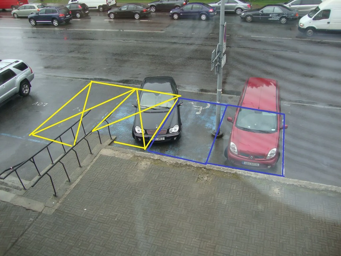 Pirita linnaosavalitsuse ees kaotatakse kaks parkimiskohta ära ning invakohad nihutatakse pisut edasi, nii et parkivad autod ei takista enam kaldtee kasutamist.