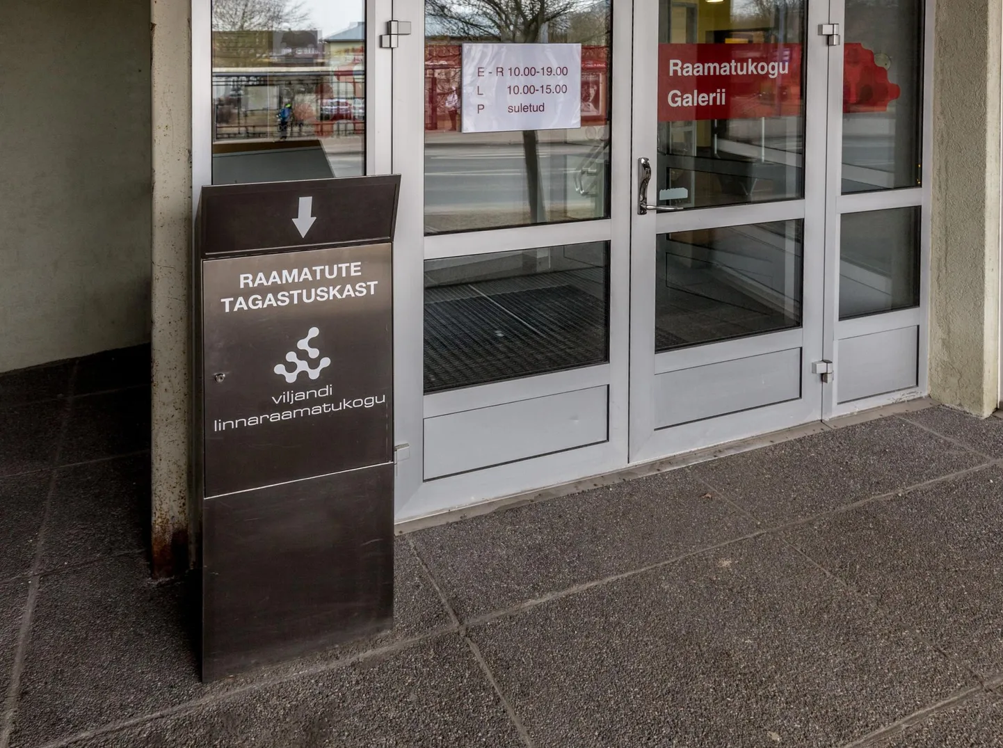 Raamatuid saab tagastada teenindusletti või panna peaukse juures olevasse tagastuskasti.