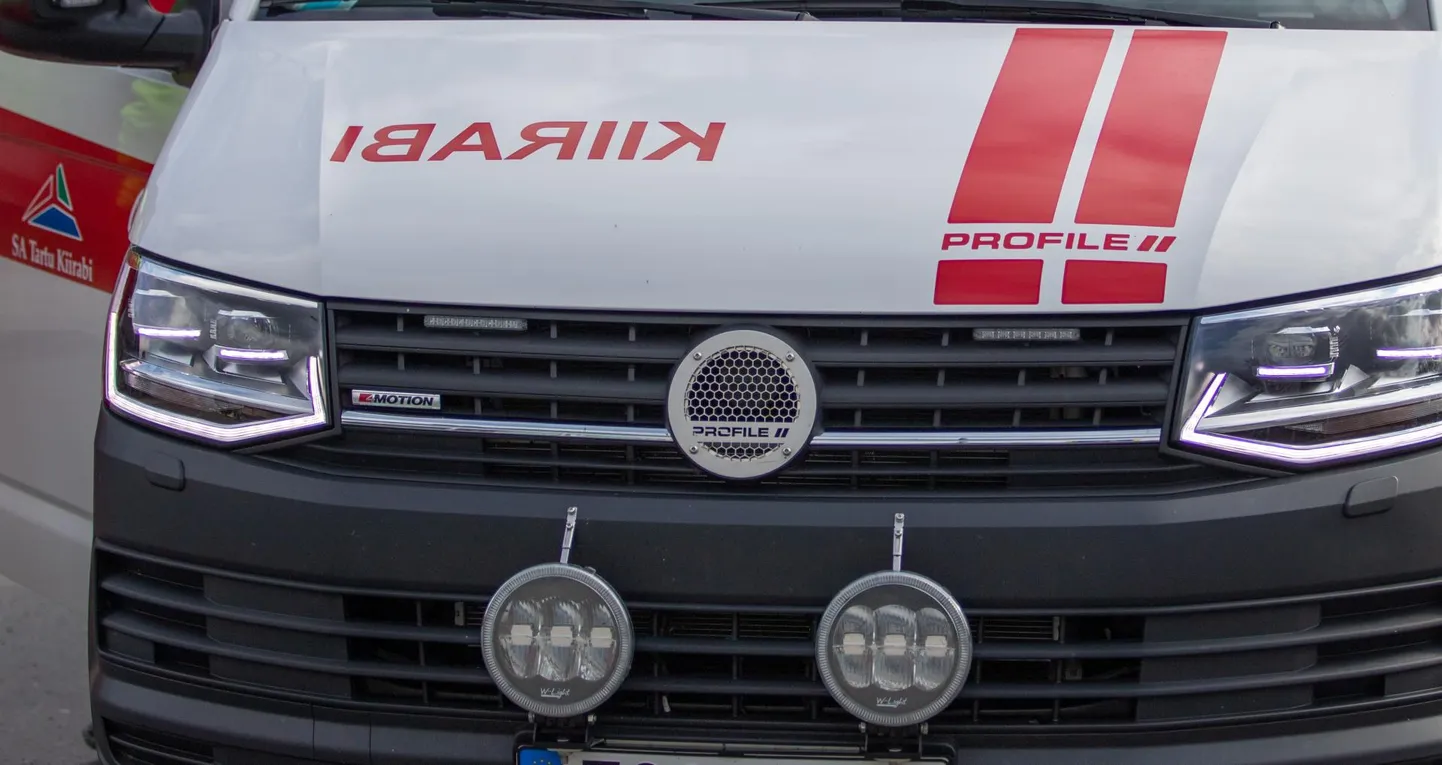 Kiirabi viis Renault' roolis olnud 54-aastase mehe haiglasse.