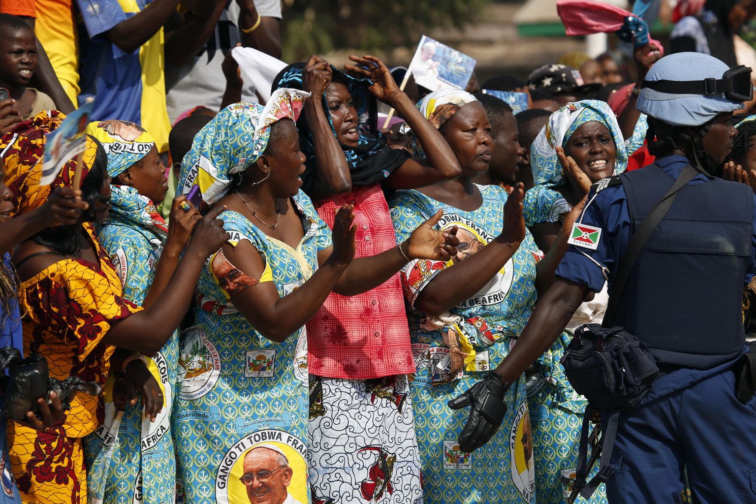 Paavstimustrilistes kleitides naised tervitamas kirikupead Bangui peamošee juures.