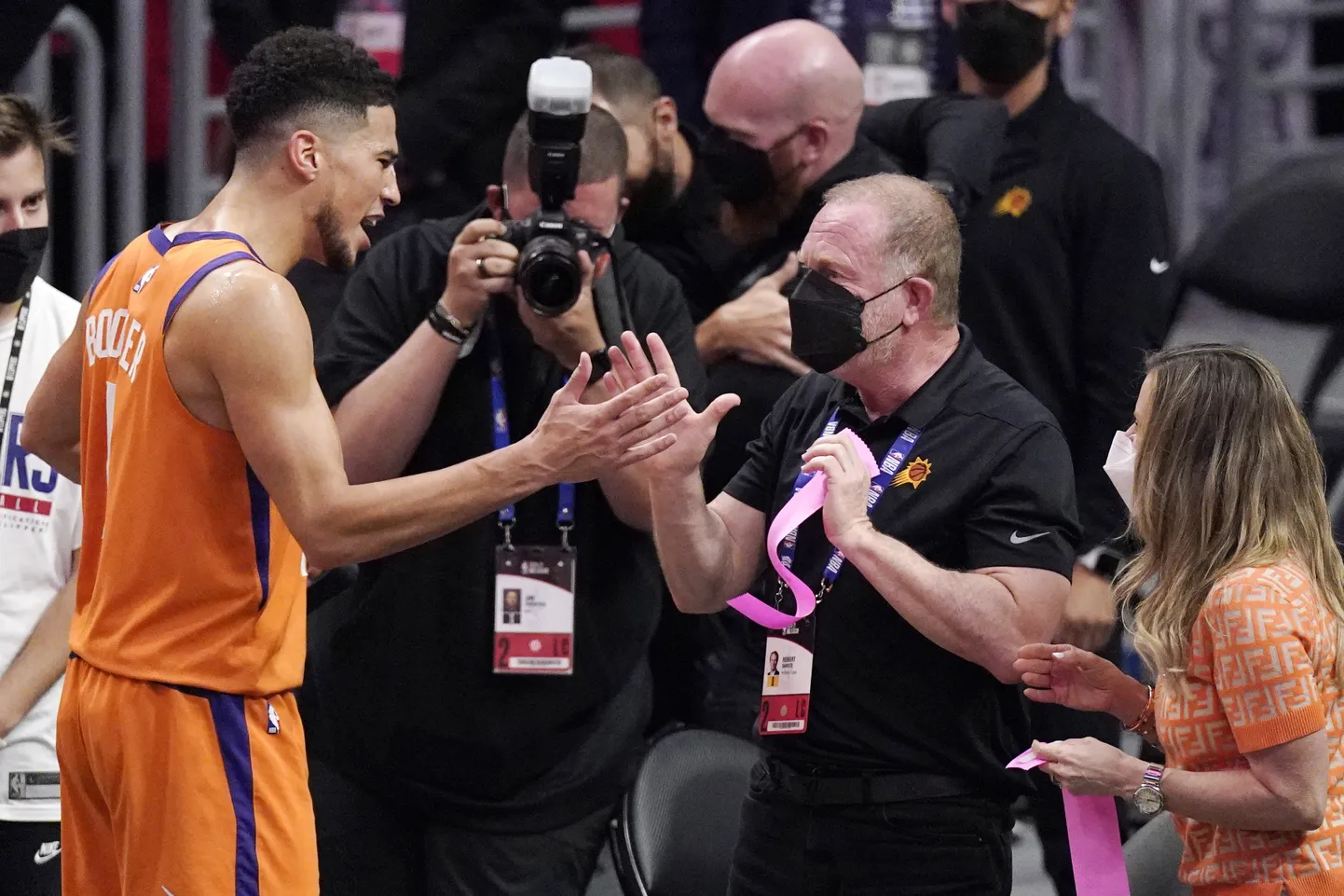 Phoenix Sunsi täht Devin Booker (vasakul) ja klubijuht Robert Sarver.