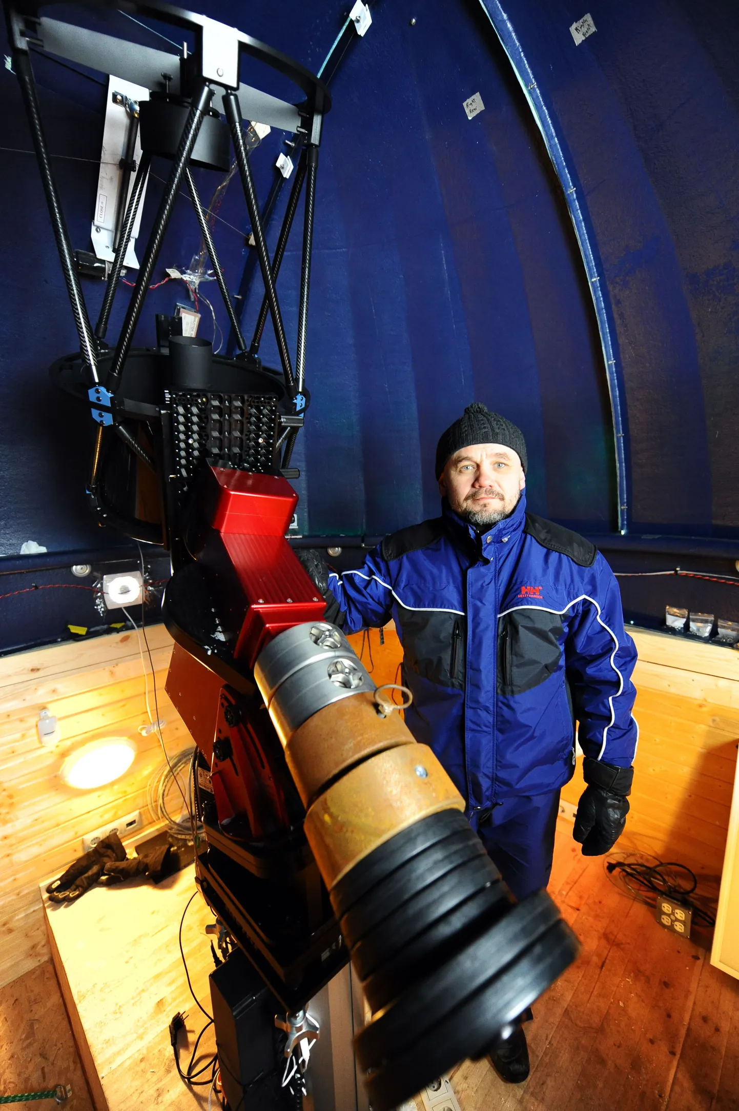 Райво Хейн в своей обсерватории.