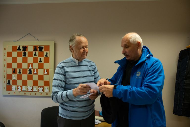 Turniiri korraldaja, pensionil maletreener Aksel Rei (vasakul) vestleb Tartu valla spordijuhi Toomas Rosenbergiga.