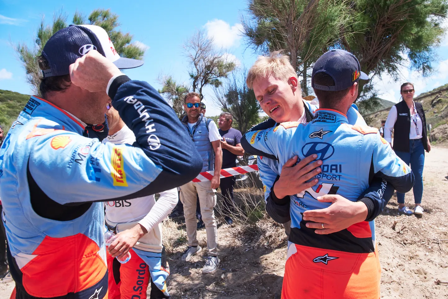 Thierry Neuville (vasakul) ja tema kaardilugeja Martijn Wydaeghe õnnitlemas Ott Tänakut.