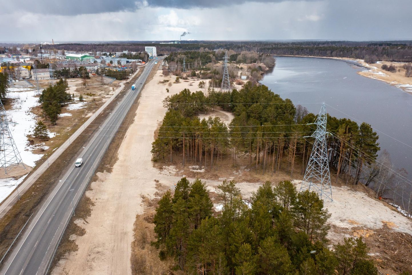 Möödunud aastal nihutati Rail Balticu trassi kohal kõrgepinge­liinipostide asukohti.
