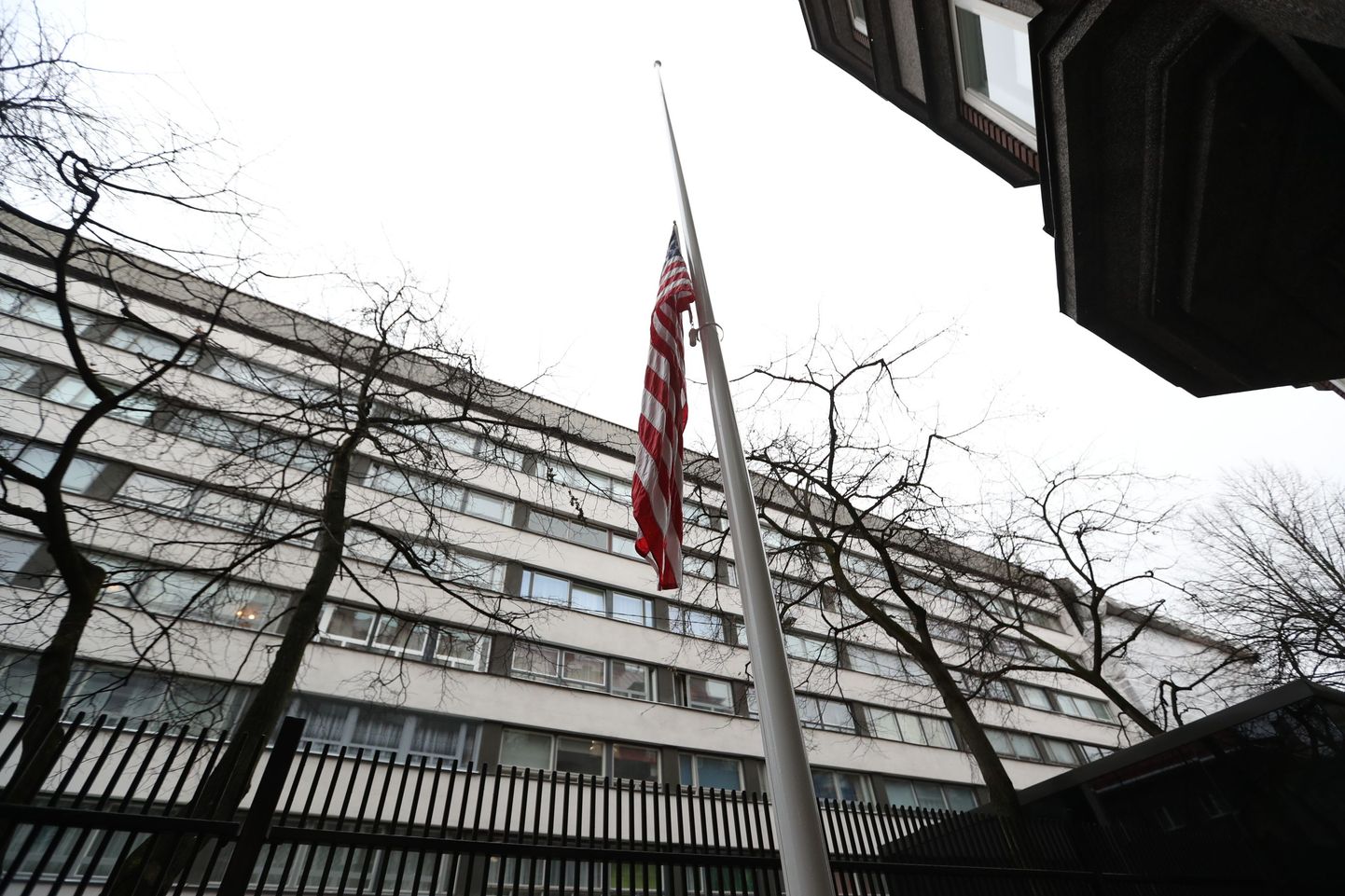 USA saatkond Tallinnas langetas Texase tulistamisohvrite mälestuseks lipu poolde masti.