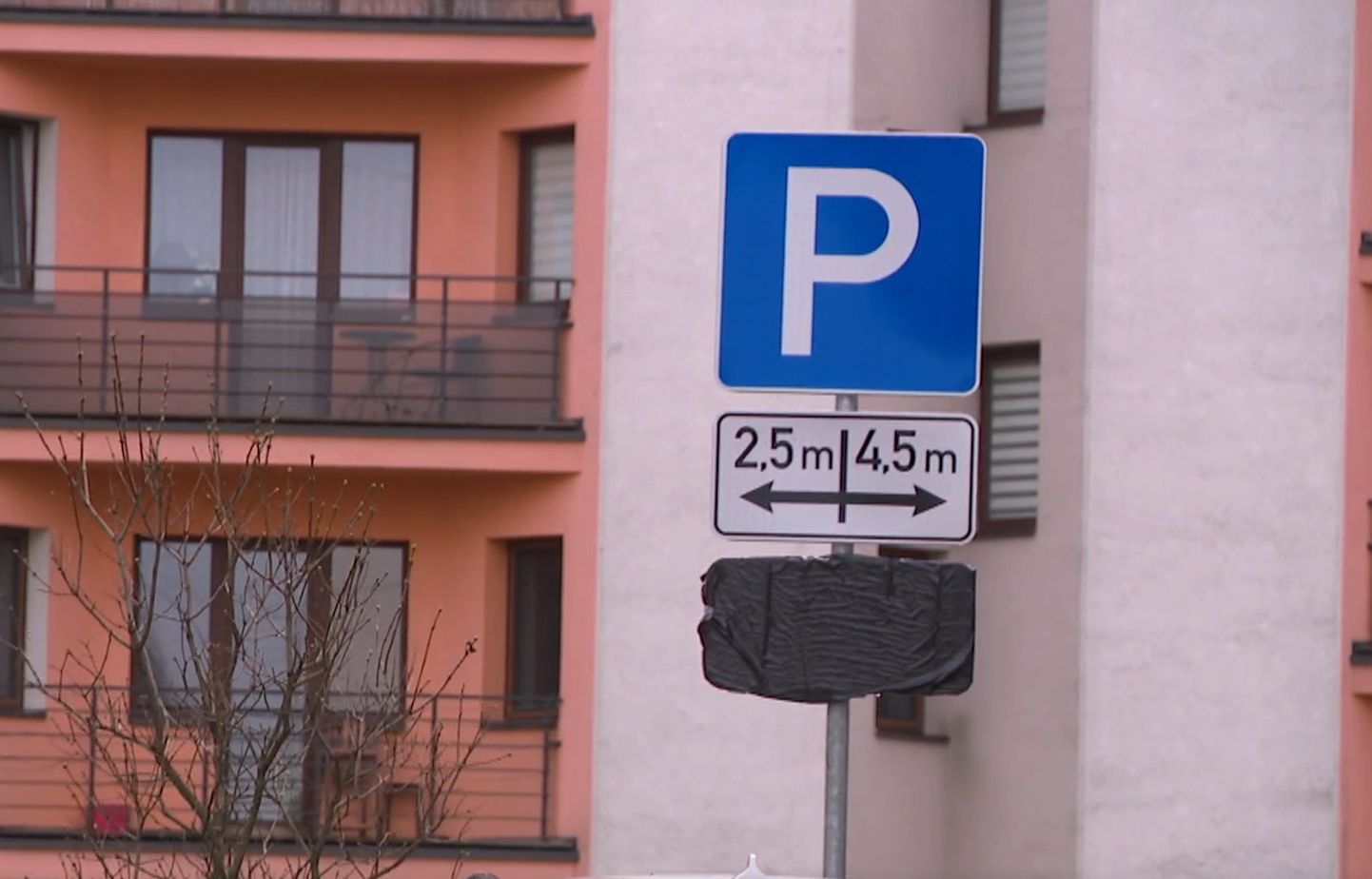 В жилом дворе в Пурвциемсе появилась платная парковка. Это законно?