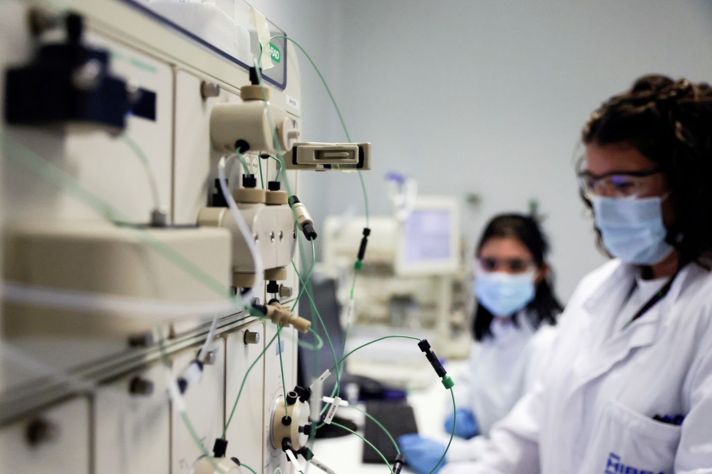 Hispaania ravimifirma HIPRA töötajad Ameris asuvas laboris 2. detsember 2021.