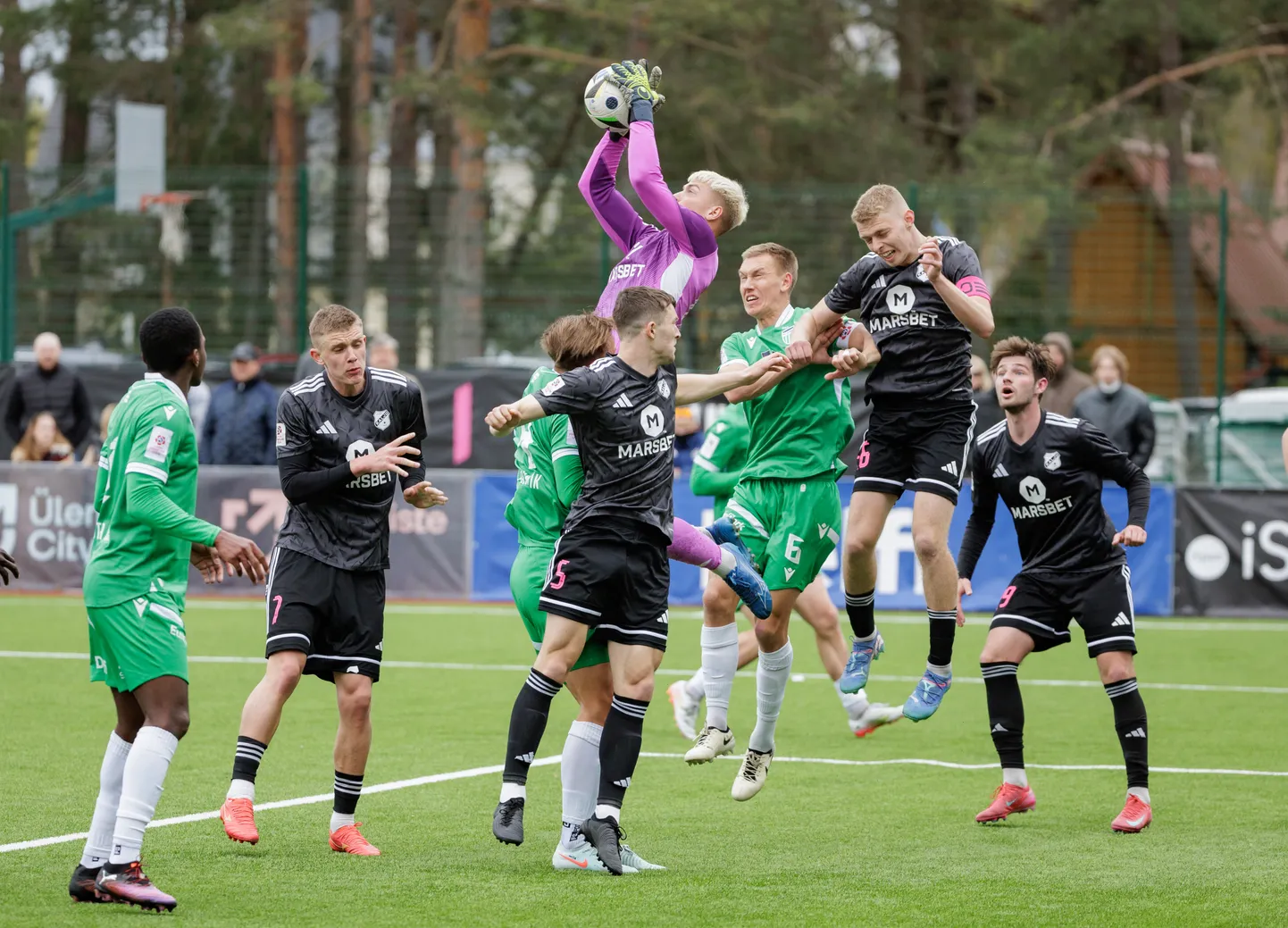 Mai alguses peetud liigamängus alistas Nõmme Kalju FCI Levadia. 2:0. Terav olukord Kalju värava all, väravavaht Maksim Pavlov jääb olukorra peremeheks.