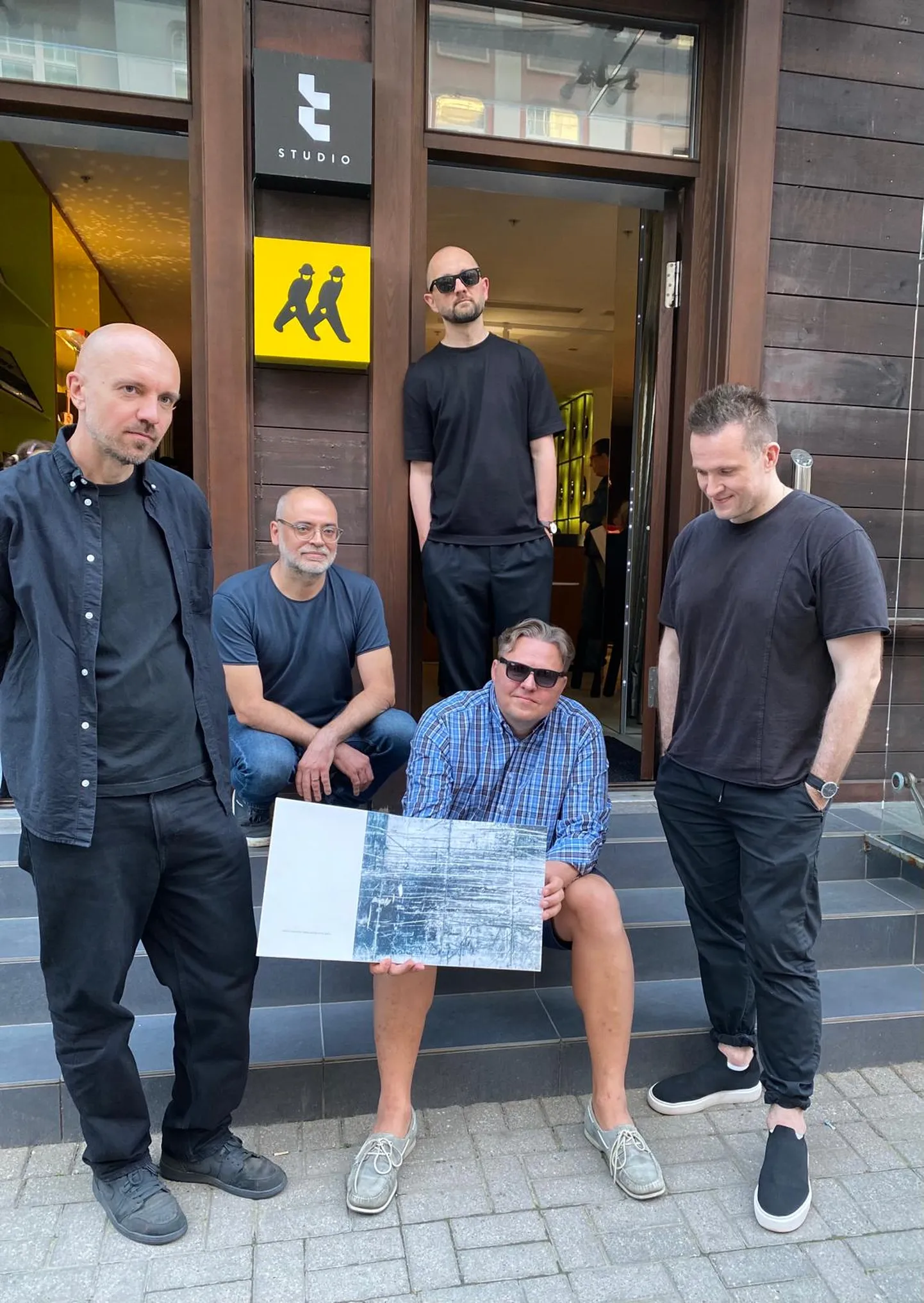 Grupa "kuba" kopā ar "Jersika Records" vadītāju Mareku Ameriku albuma "laukumi" prezentācijas vakarā.