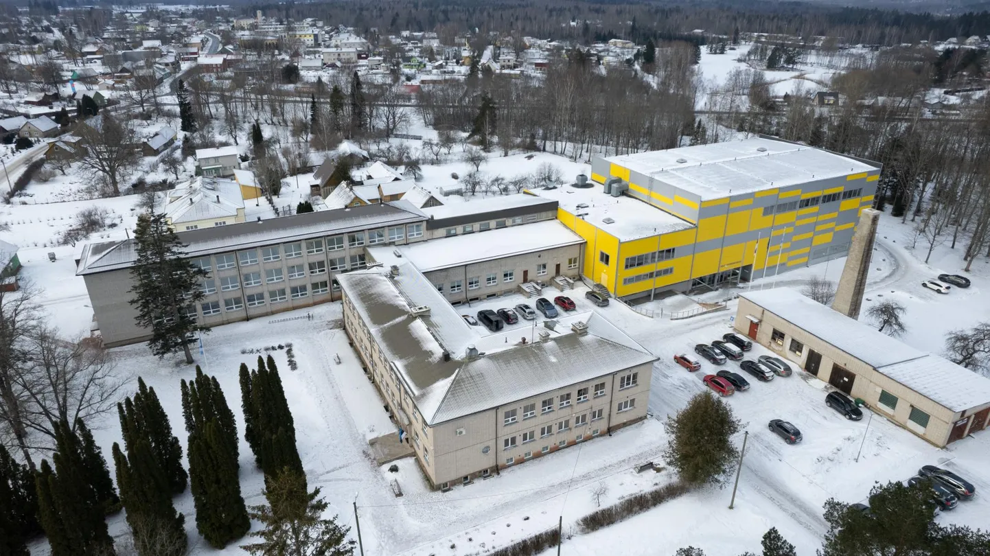 Mulgi vald kuulutas veebruaris välja, et otsib Abja gümnaasiumile direktorit. Konkurss lõppes edukalt ning sobiv kandidaat tuleb gümnaasiumi juhtima sisekaitseakadeemiast.