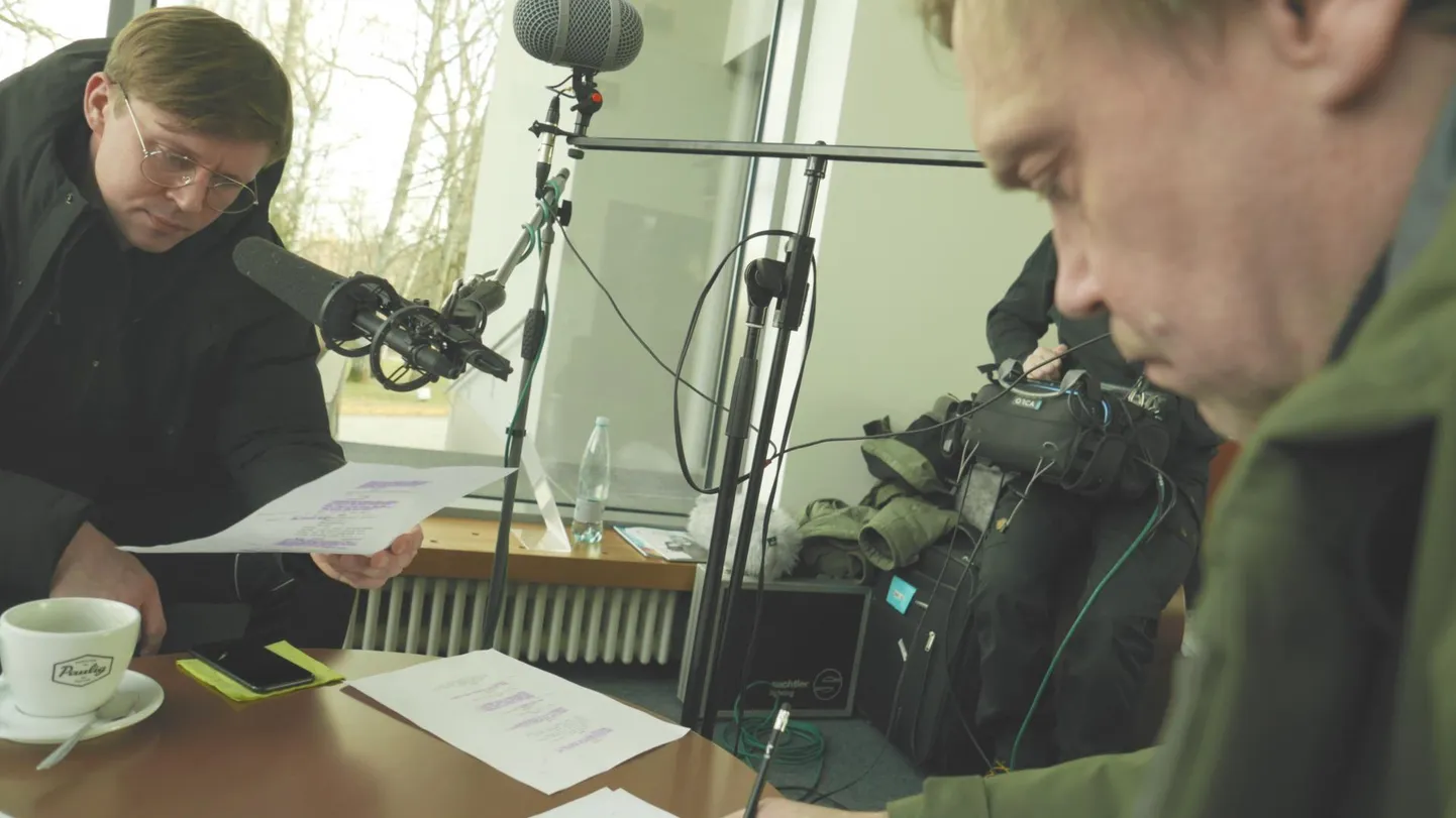 Kuuldemängu ​«Üks päev Mati Alaveri elus» teksti autor on Eero Epner. Fotol vestleb Ärimeest mänginud Sergo Vares Mati Alaveri kehstanud Gert Raudsepaga.