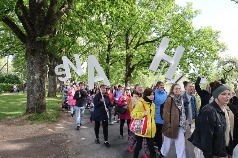 Meeleolukas rongkäik viis linlased Lastepargist Uueveskile.