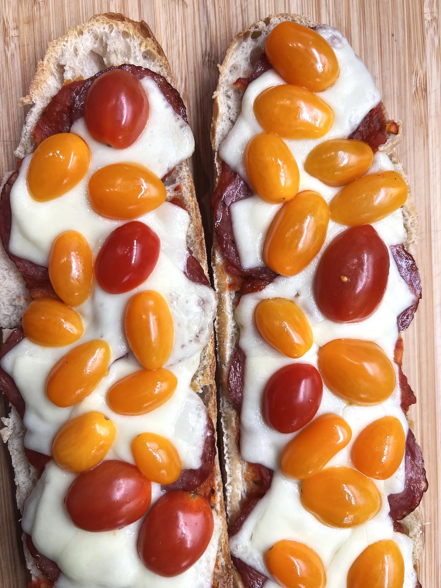 Ahju ciabatta keedusalaamiga.