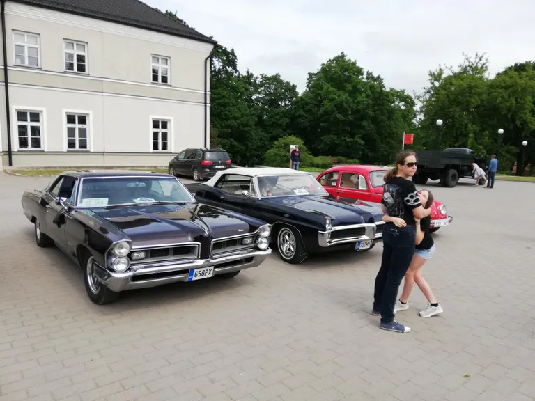 Kristiina Nõlvak läks suursõidule oma abikaasale kuuluva Pontiaciga (vasakul).