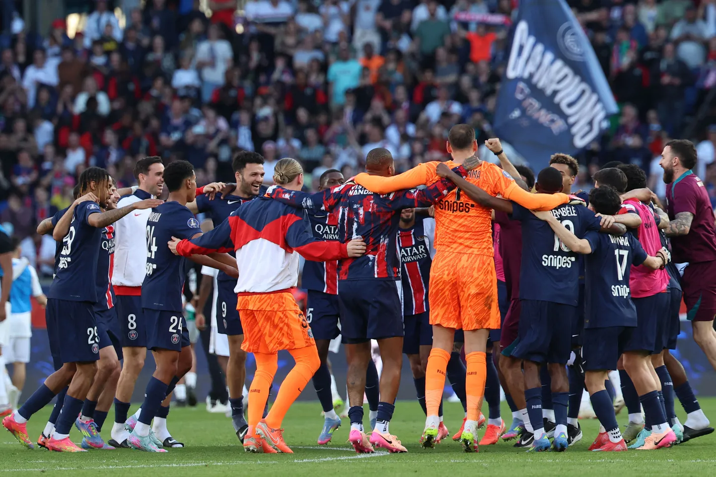 Paris-Saint Germain spēlētāji svin uzvaru un Francijas čempiona titula iegūšanu  SCO Angers Parc des Princes stadionā Parīzē, 2025. gada 5. aprīlī.