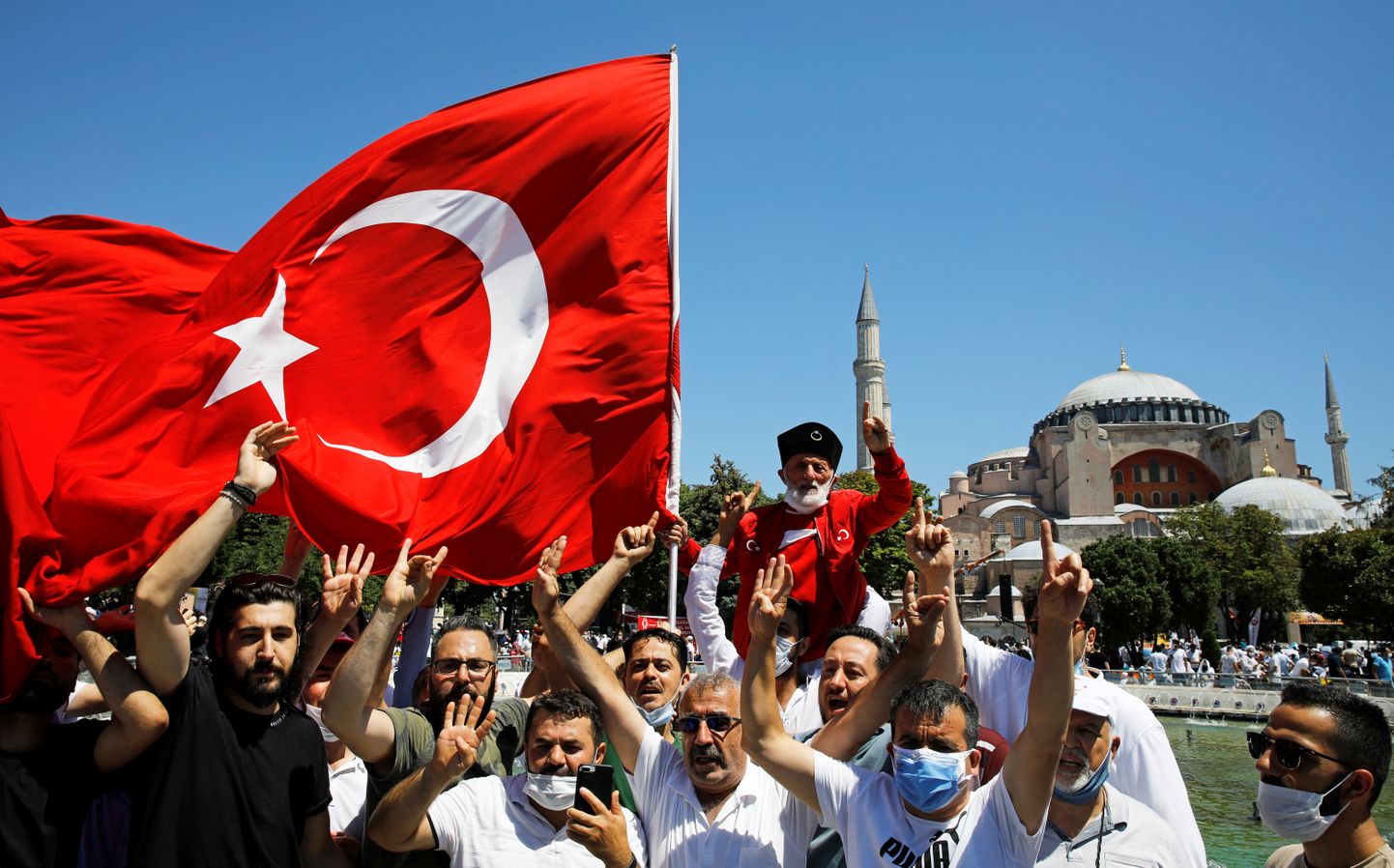 Esimest Hagia Sophias toimuvat reedest palvust ootavad türklased Istanbulis.