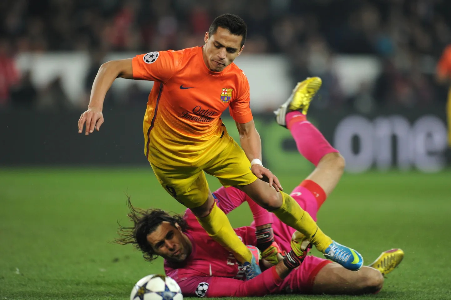 Alexis Sanchez kukkus Paris Saint-Germaini karistusalas ja Barcelonale määrati penalti.
