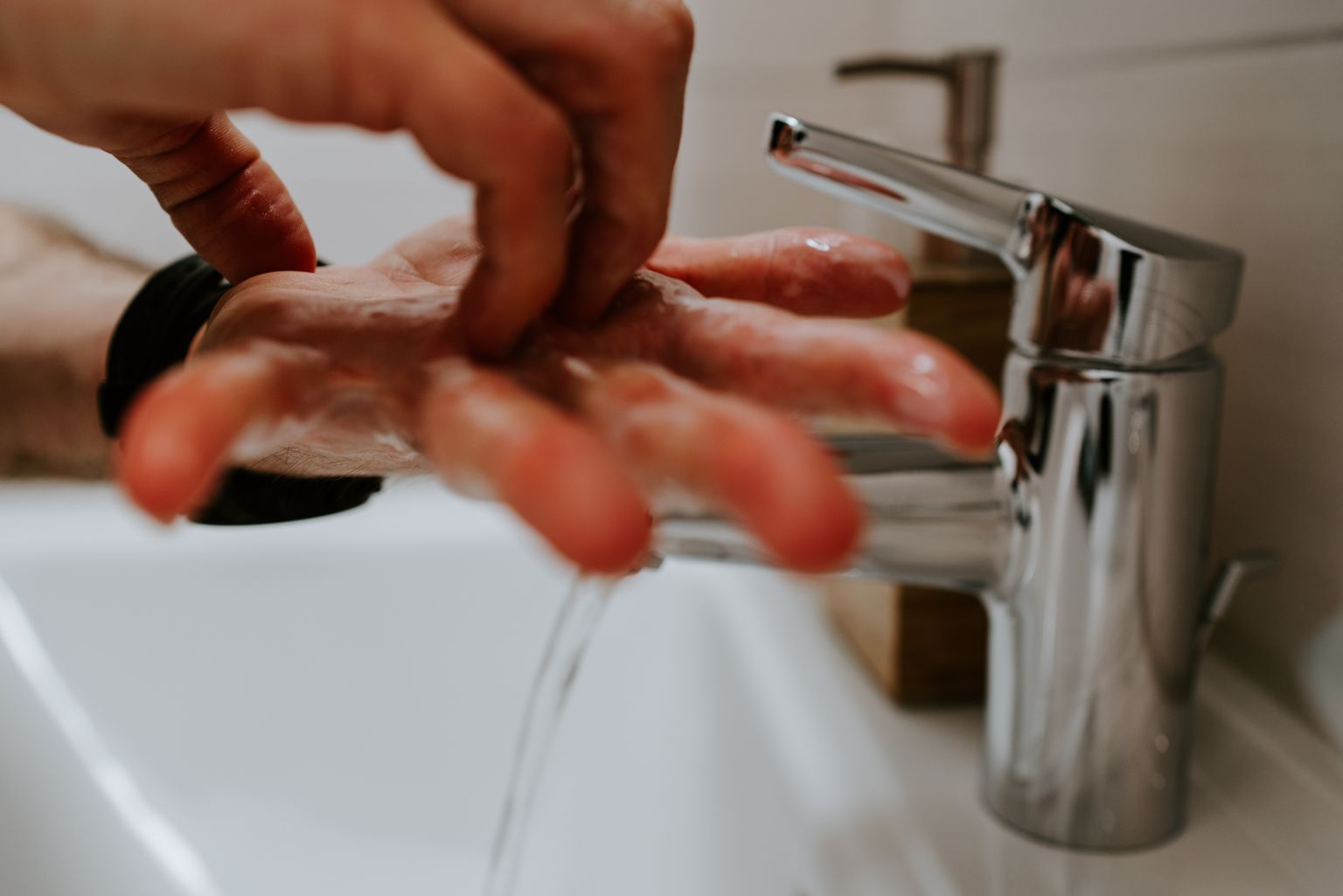 Cilvēks mazgā rokas.
