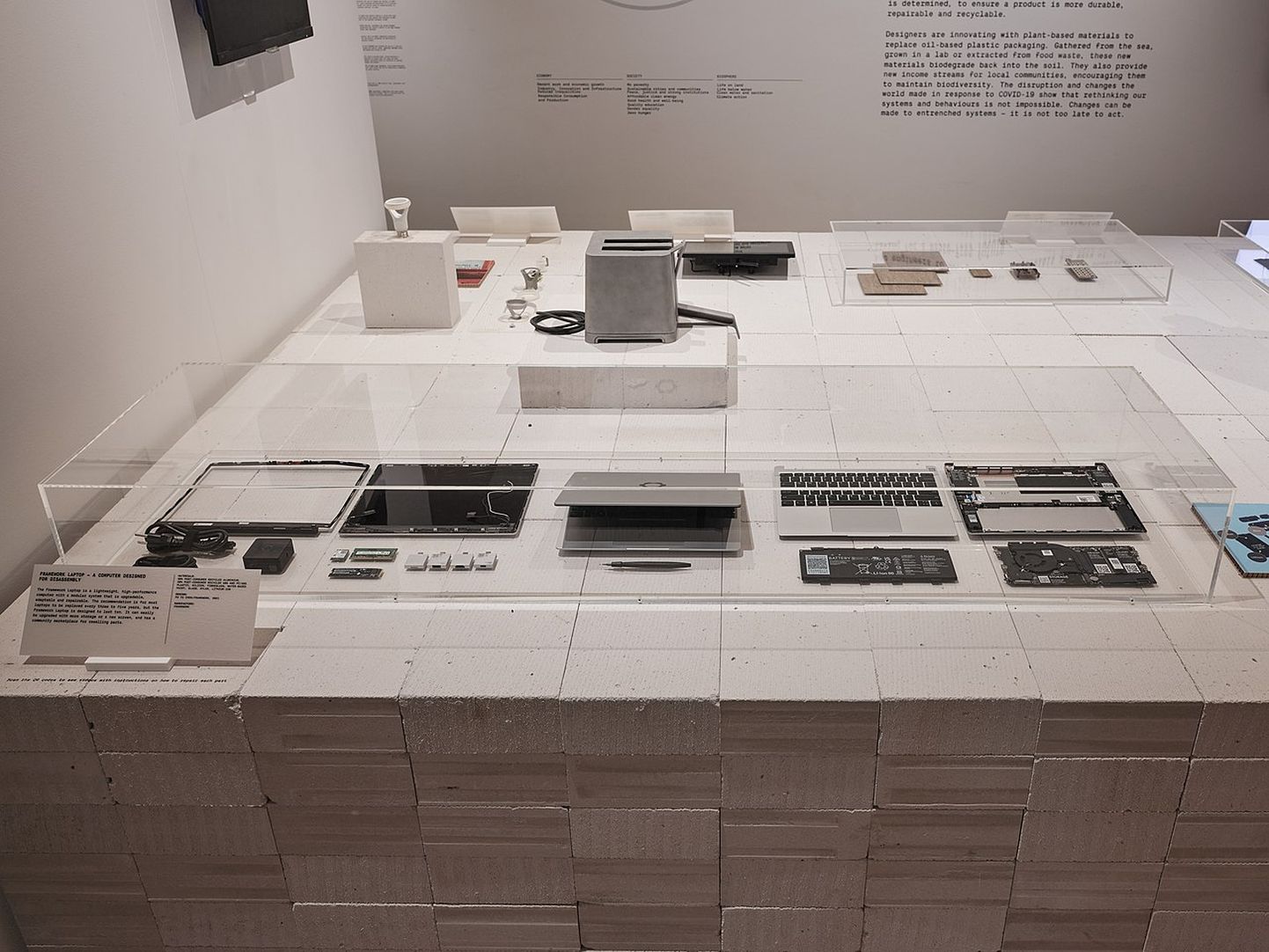 Framework Laptop Londoni disainimuuseumi eksponaadina jaanuaris 2022.