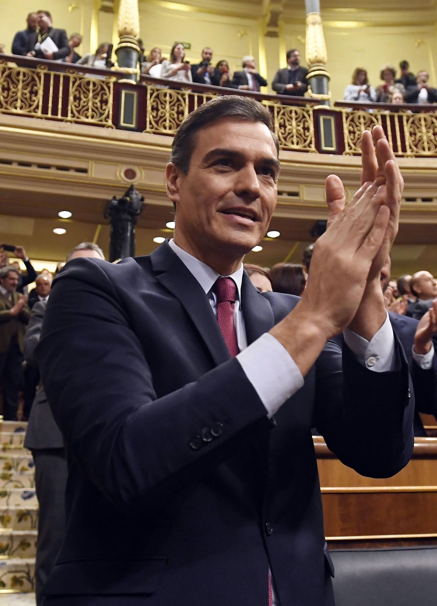 Vaid napi kahehäälelise enamusega kinnitas Hispaania parlament eile sotsialisti Pedro Sánchezi peaministriks.