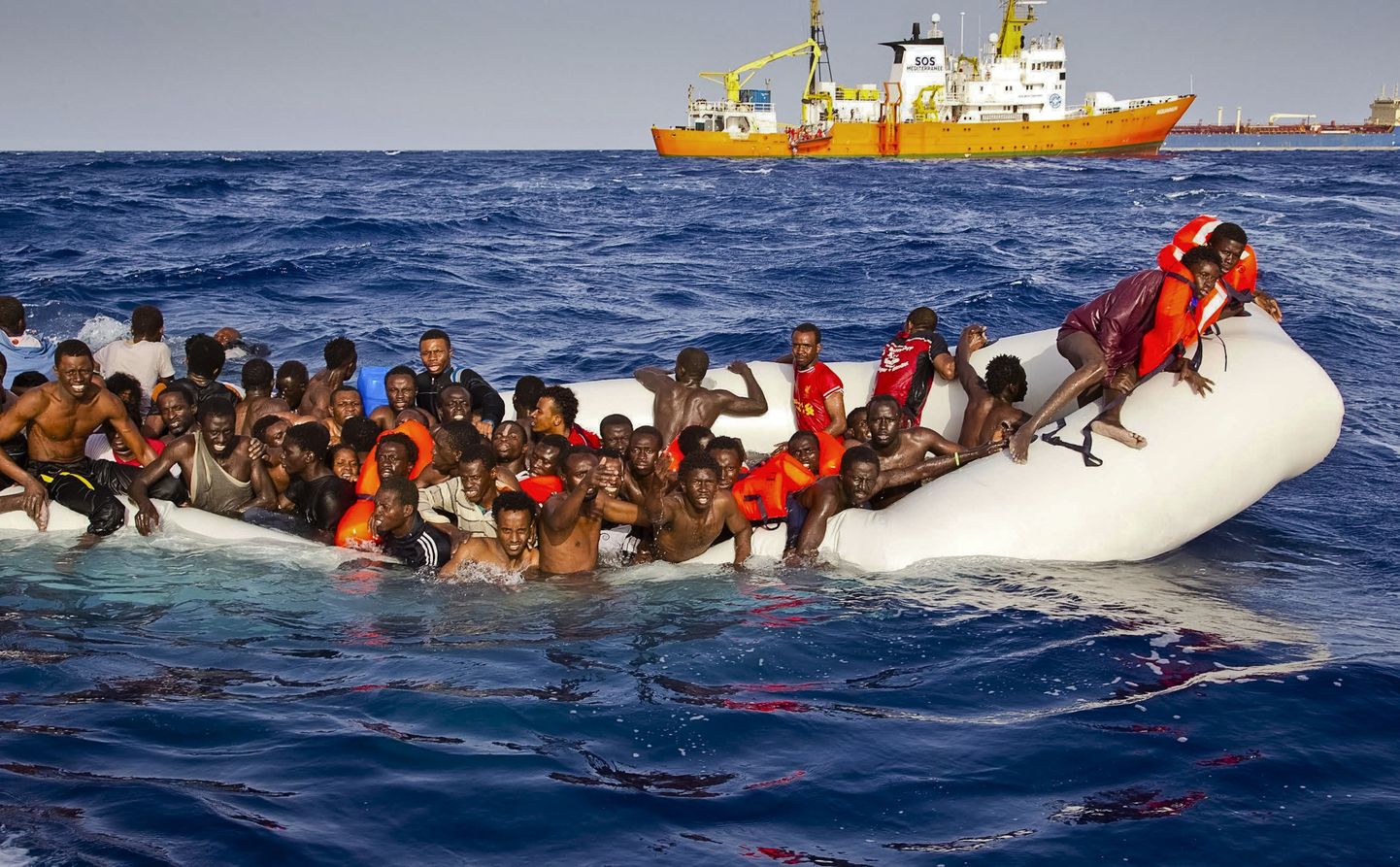 Esimesel ülestõusmispühal Lampedusa saare juures organisatsiooni SOS Méditerranée laevalt Aquarius abi saanud aafriklased.