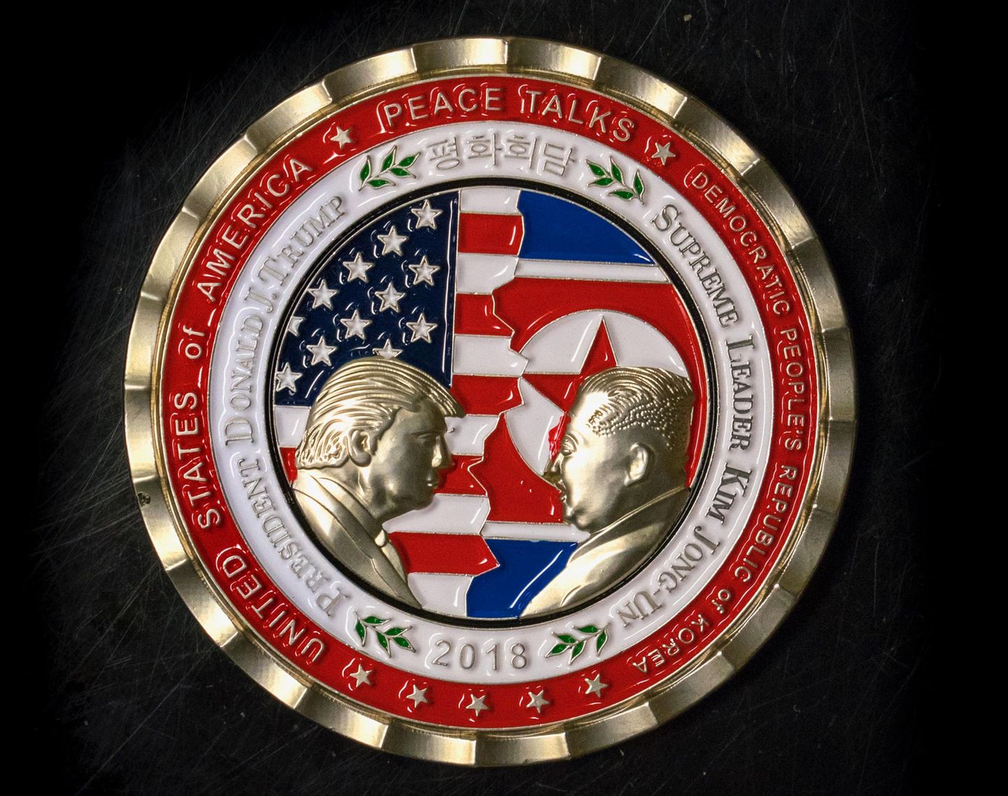 Trumpi ja Kimi tippkohtumise auks münditud münt.