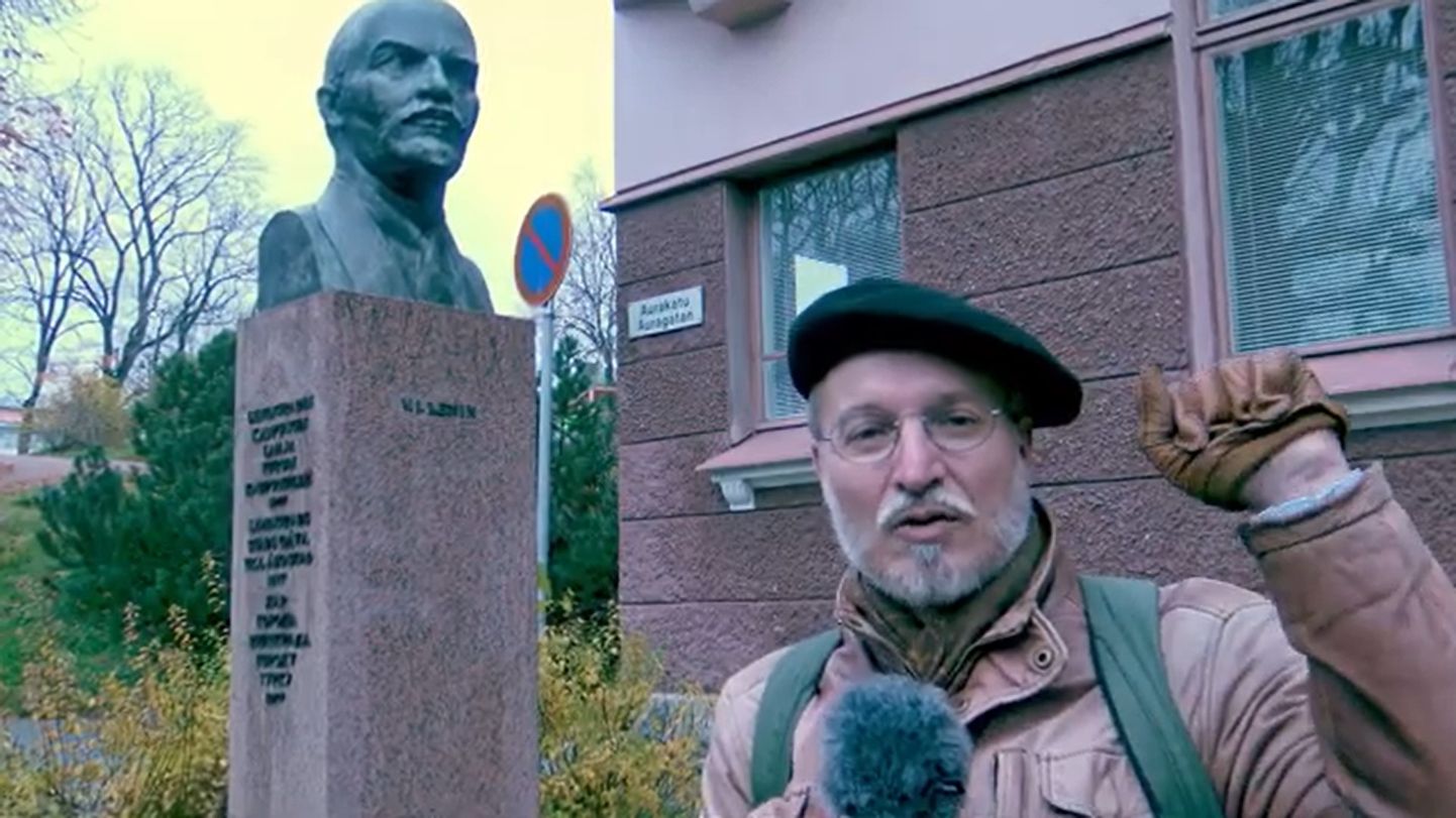 Памятник Ленину в Турку и после развала СССР оставался местом притяжения всевозможных фанатов идей социализма из самых разных стран. На фото иностранец демонстрирует приветствие, известное среди фанатов левых идей, как "Рот Фронт".