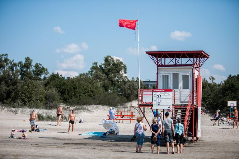 Ligi 30 kraadise kuumusega suvepäeval on rannavalve torni tõmmatud külma vee puhul punane lipp.