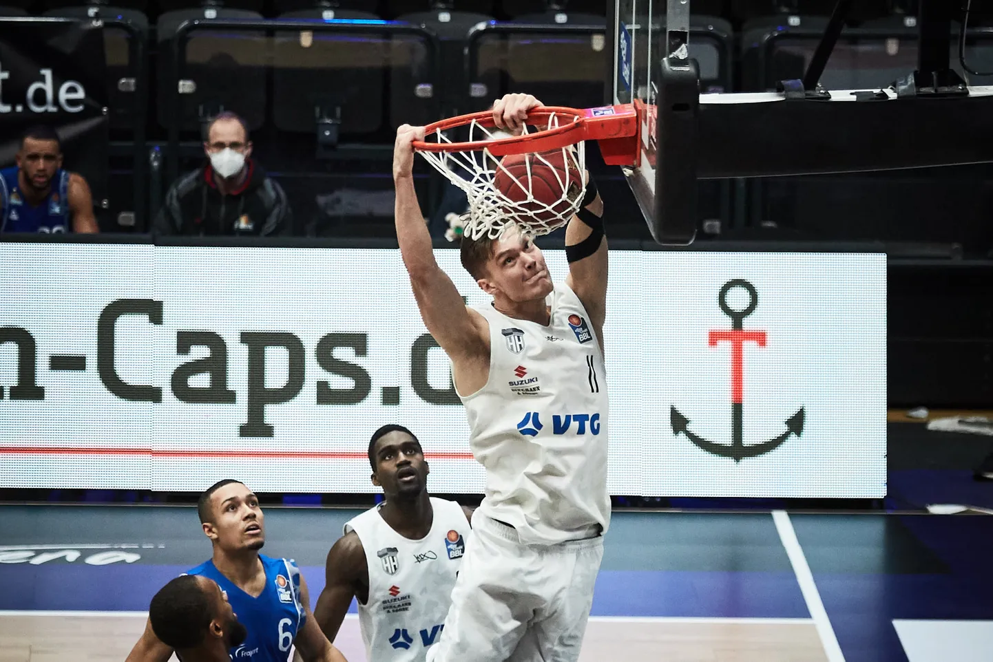 Maik-Kalev Kotsar palli pealt surumas.