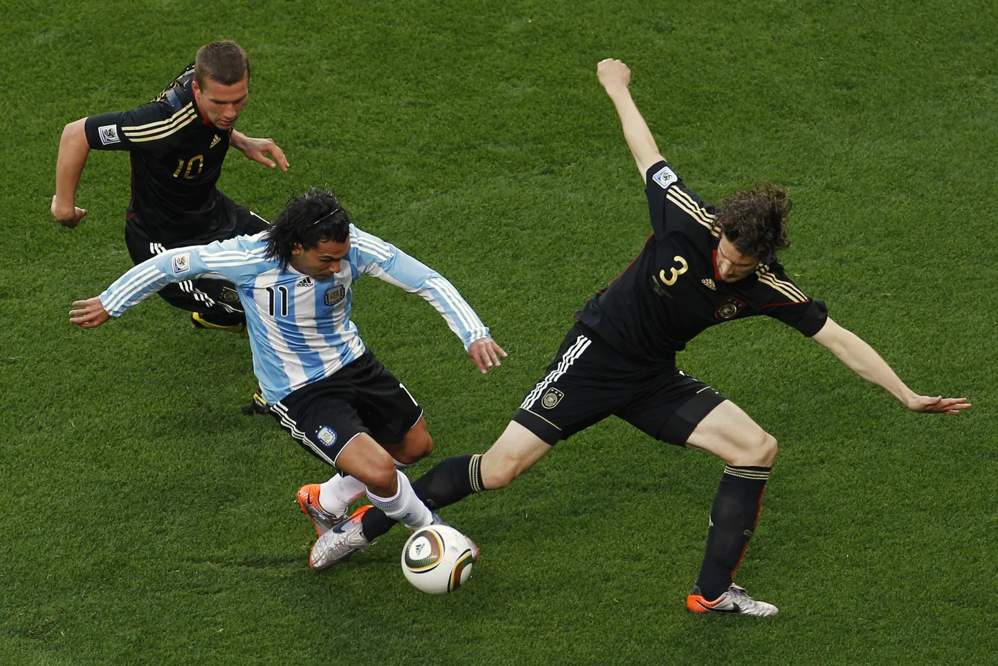 Carlos Tevez (keskel), Arne Friedrich (paremal) ja Lukas Podolski