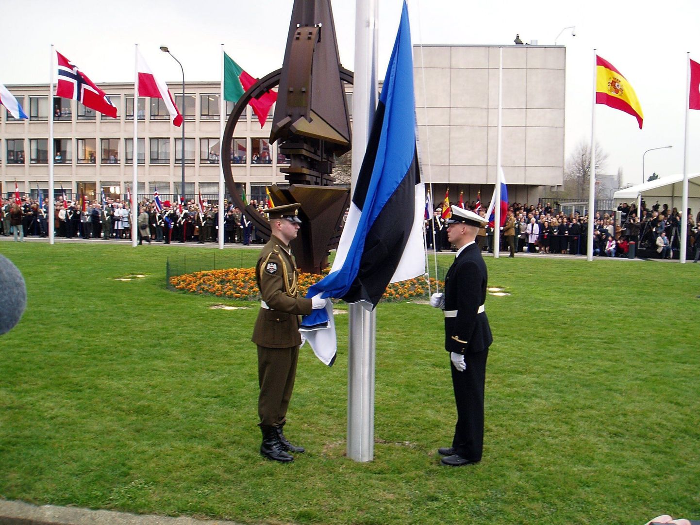 Eesti liitumine NATOga 31. märtsil 2004.
Pildil lippu heiskamas jalaväe õppekeskuse vahipataljoni veebel Janek Kapsta ja sama üksuse nooremleitnant Tarmo Teder.