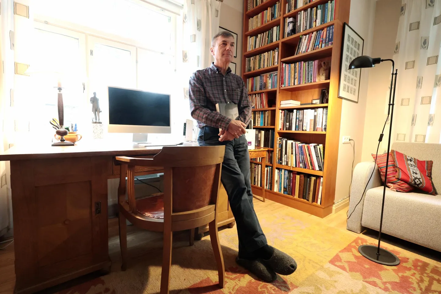 Tartlasest vanaisa Andrus Ansip tutvustas oma kodus Tammelinnas äsja ilmunud raamatut "Lastelastele. Minu elu lugu".