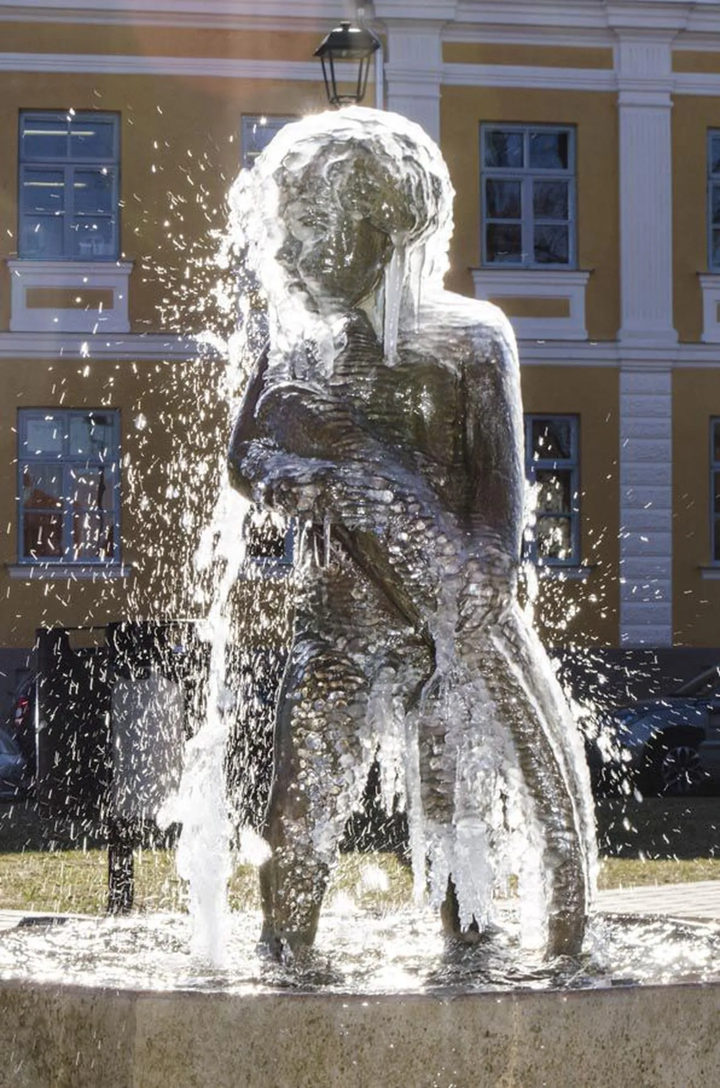 Öösel jäätunud vesi hommikupäikeses sillerdamas. Selline vaatepilt on avanenud hommikuti Viljandi vanalinna purskkaevu juurde sattunud inimestele.