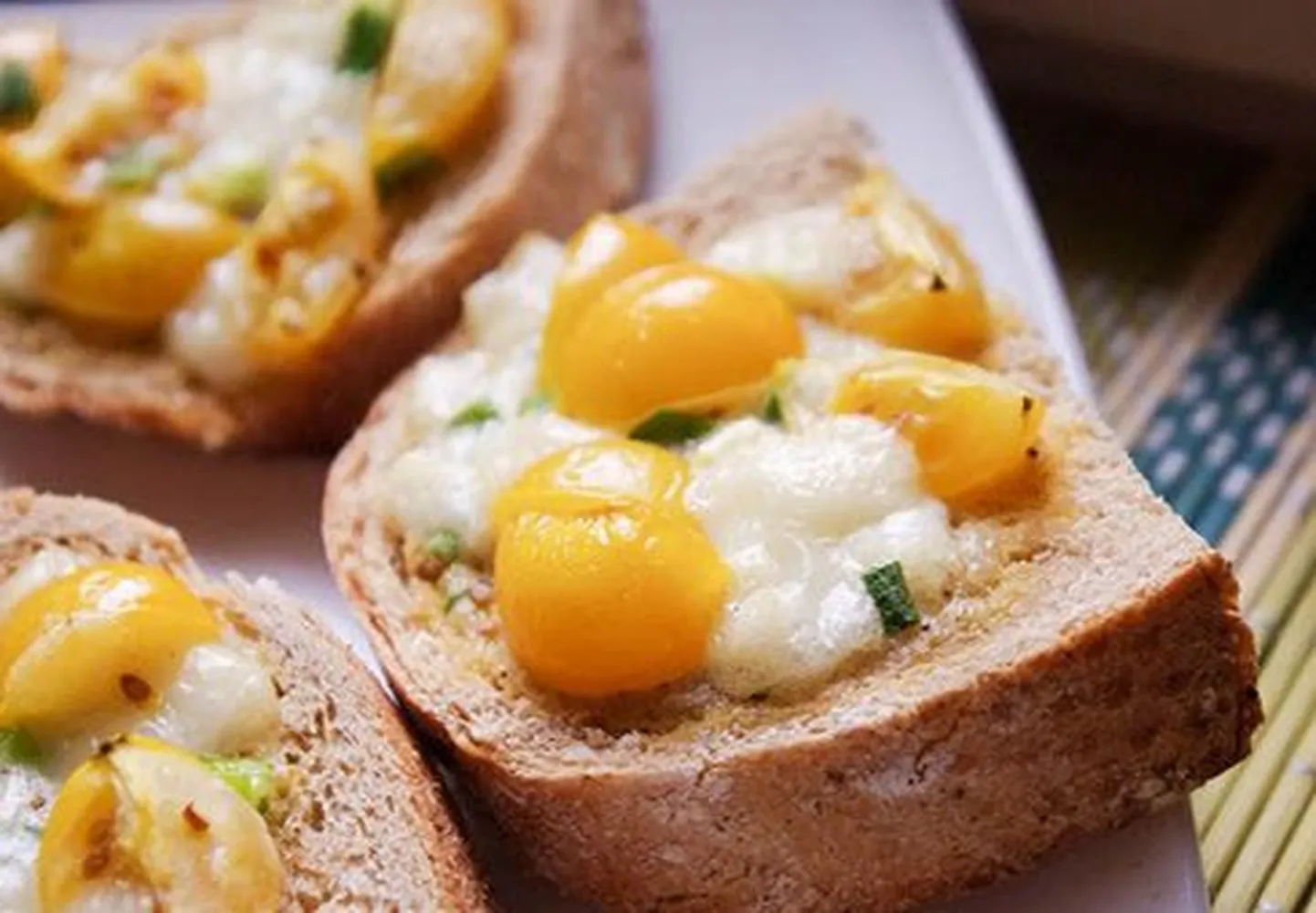 Röstsai mozzarella ja tomatiga.