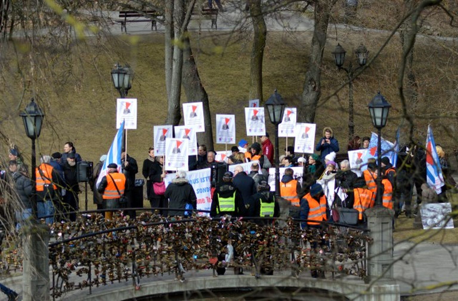 Leģionāru atceres dienā blakus Brīvības pieminekļa laukumam Bastejkalna pusē notiek biedrības "Latvijas Antinacistiskā komiteja" rīkotā sapulce. 16. marts, 2016.