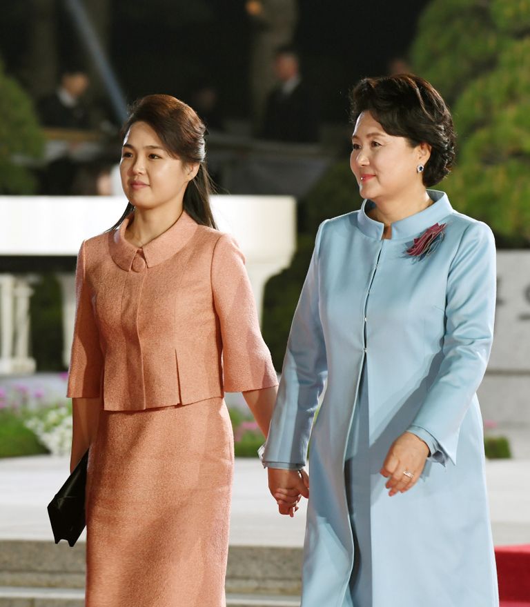 Lõuna-Korea esileedui Kim Jung-sook (paremal) ja Põhja-Korea esileedi Ri Sol-ju 2018
