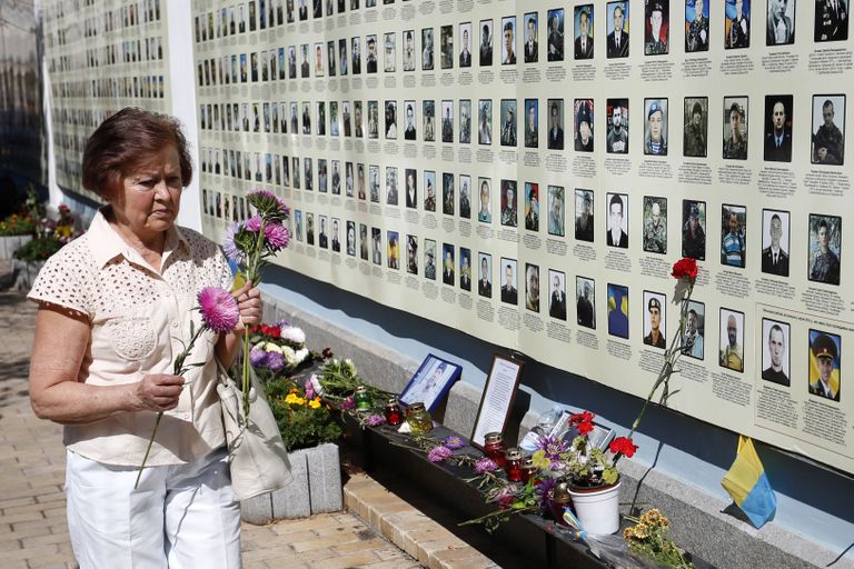 Kiievi mälestussein, millel avaldatakse austust Ilovaiski lahinguis hukkunutele. Foto: Scanpix/Maxym Marusenko