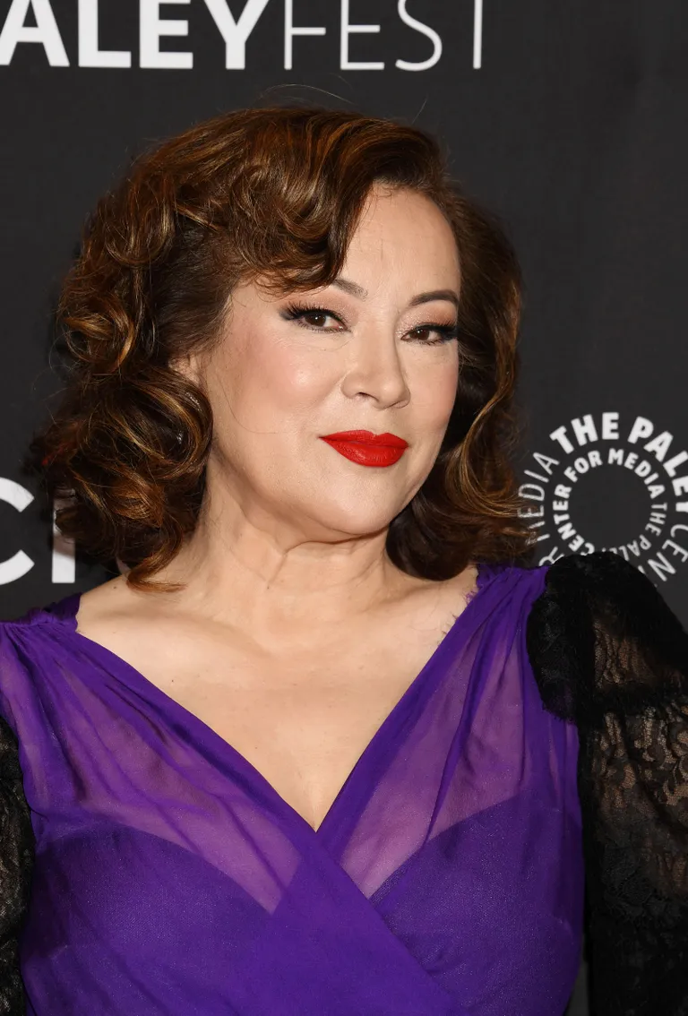 Näitleja Jennifer Tilly punasel vaibal.