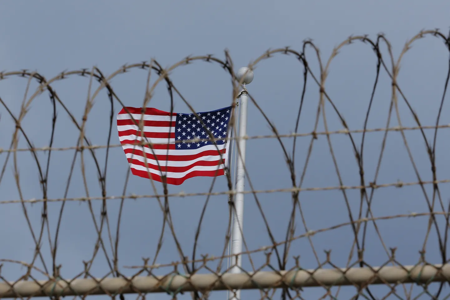 Ameerika Ühendriikide lipp Guantánamo Bay vangla juures.