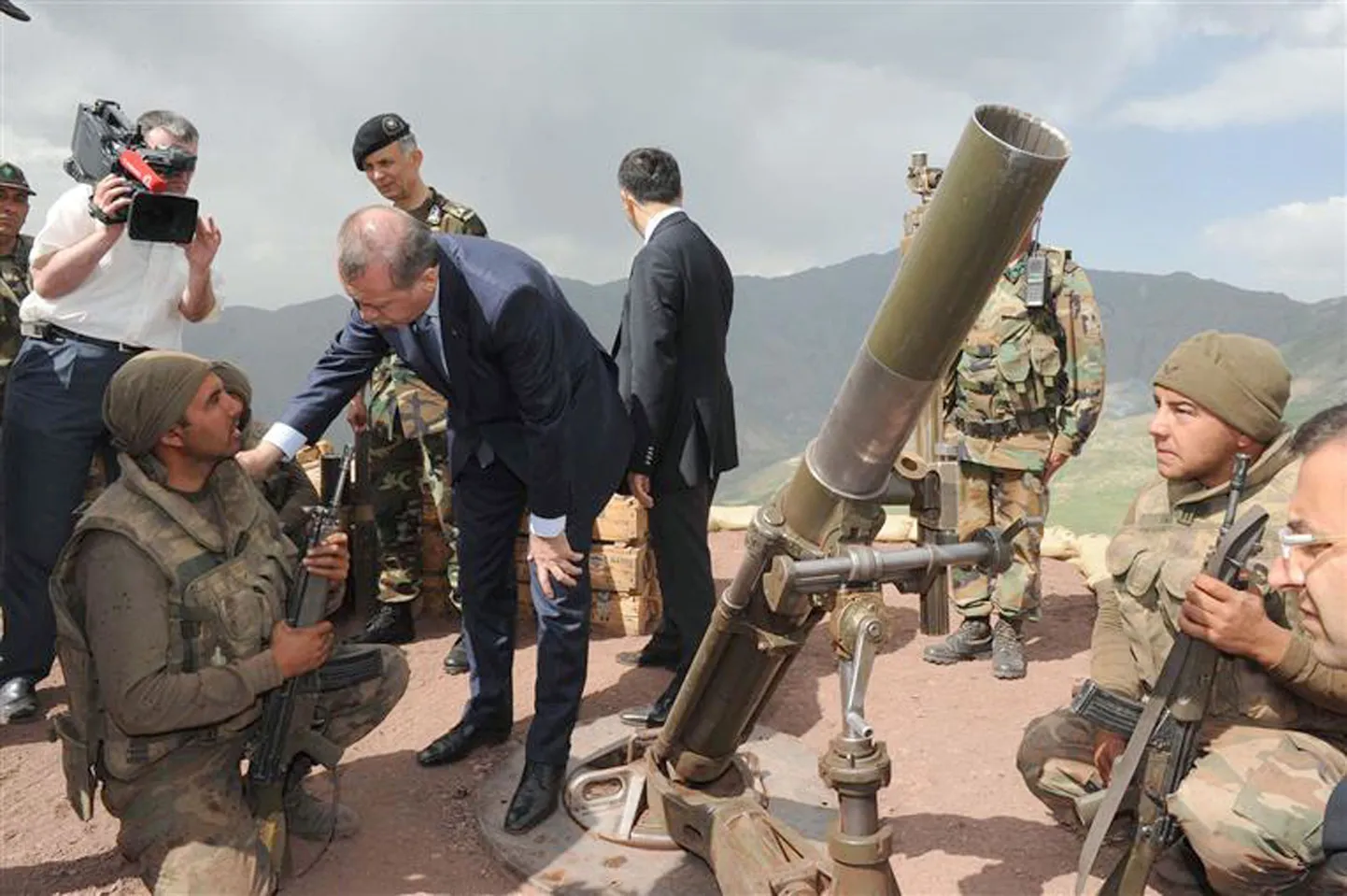 Türgi peaminister Tayyip Erdoğan (vasakult teine) vestlemas Türgi sõduritega.