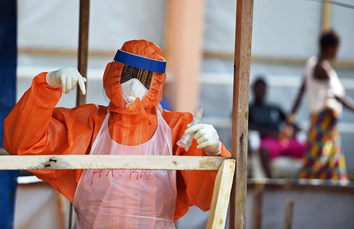 Ebola kaitsekostüümi kandev medtöötaja